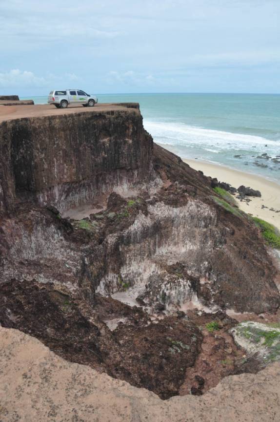 Fiona no alto de uma falésia, no caminho entre a praia do Sagi e a Praia da Pipa - RN